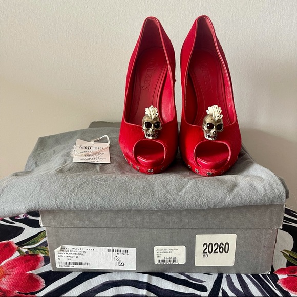 Alexander McQueen Red Suede Skull Embellished Peep Toe Pumps Size 38 - Picture 9 of 13